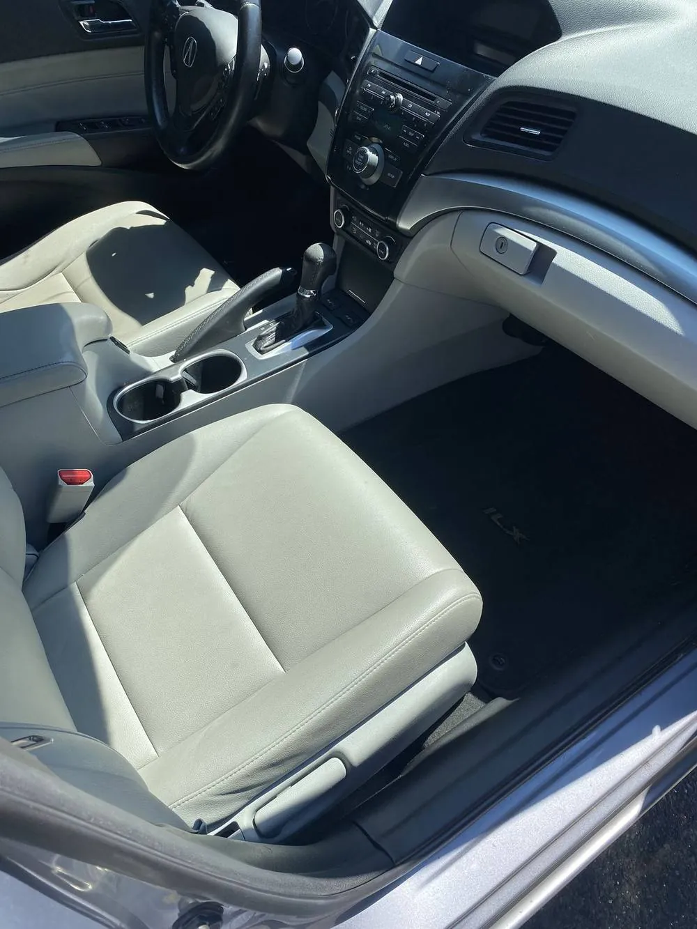Clean Acura ILX floor mat and parchment leather seat after detailing
